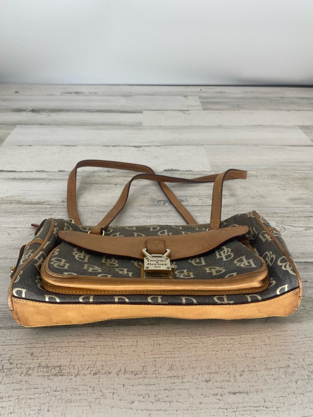 Women's Tan Dooney & Bourke Small Domed Pocket Satchel Bag Top Handle Vintage - Picture 2 of 8